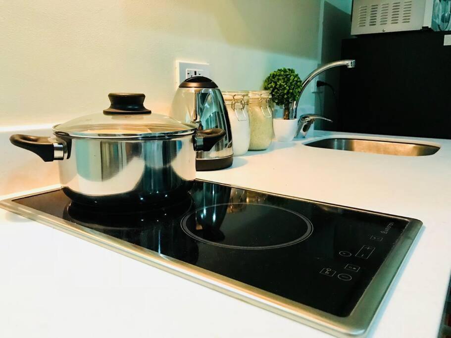 מנילה Acqua Private Residence Livingstone Tower Condo Unit With Free Wifi מראה חיצוני תמונה